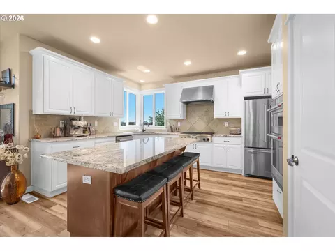 Kitchen - 5214 Wedgewood Loop, Newberg, OR 97132 photo 5 of 5