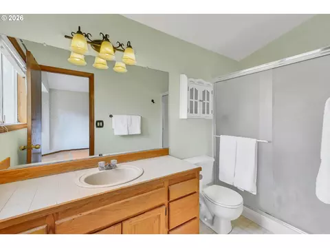 Bath - 2474 SW Willowbrook Ave, Gresham, OR 97080 photo 5 of 5