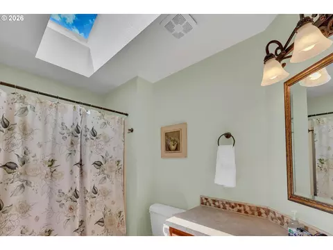 Bath - 2474 SW Willowbrook Ave, Gresham, OR 97080 photo 4 of 5