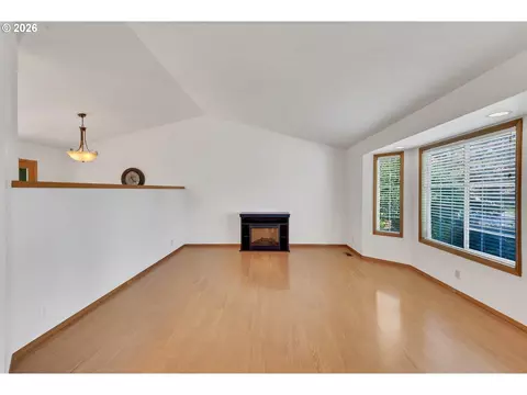Living - 2474 SW Willowbrook Ave, Gresham, OR 97080 photo 2 of 7