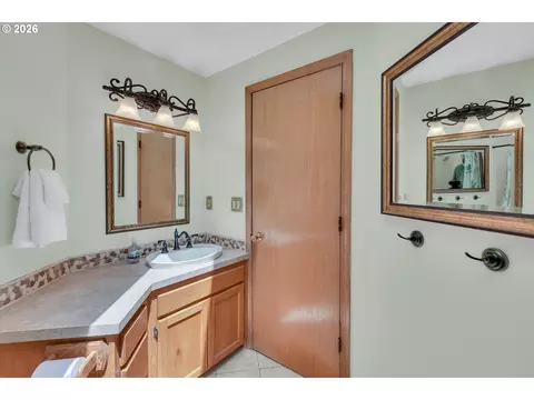 Bath - 2474 SW Willowbrook Ave, Gresham, OR 97080 photo 2 of 5