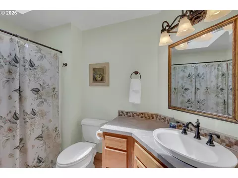 Bath - 2474 SW Willowbrook Ave, Gresham, OR 97080 photo 3 of 5