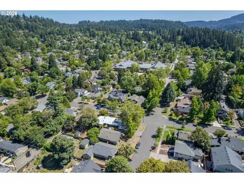 View/Area - 2063 Onyx St, Eugene, OR 97403 photo 2 of 2