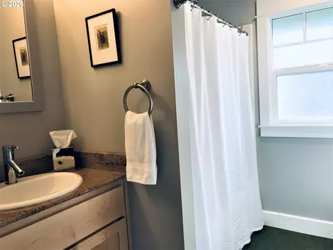 Bath - 2063 Onyx St, Eugene, OR 97403 photo 1 of 1