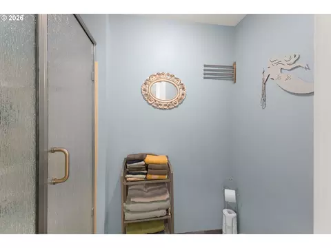 Bath - 654 Cherry Dr #1, Eugene, OR 97401 photo 3 of 3