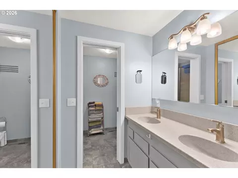 Bath - 654 Cherry Dr #1, Eugene, OR 97401 photo 2 of 3