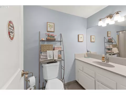 Bath - 654 Cherry Dr #1, Eugene, OR 97401 photo 1 of 3
