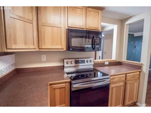 Kitchen - 4047 Donald St #C, Eugene, OR 97405 photo 5 of 6