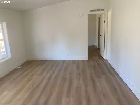 477 48th St, Springfield, OR 97478 photo 5