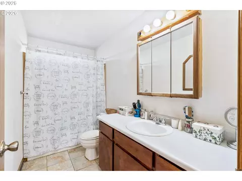 Bath - 133 Edith Cir, Eagle Point, OR 97524 photo 1 of 1
