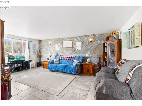 Living - 133 Edith Cir, Eagle Point, OR 97524 photo 2 of 5