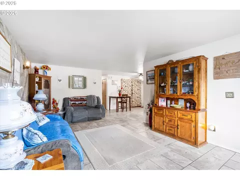 Living - 133 Edith Cir, Eagle Point, OR 97524 photo 5 of 5