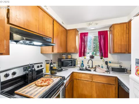 Kitchen - 133 Edith Cir, Eagle Point, OR 97524 photo 1 of 1