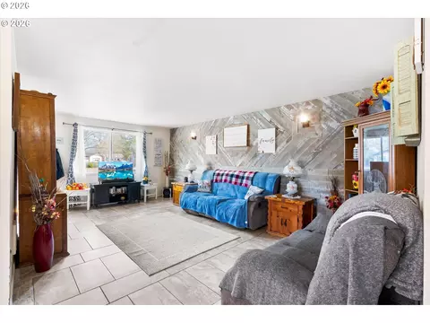 Living - 133 Edith Cir, Eagle Point, OR 97524 photo 1 of 5