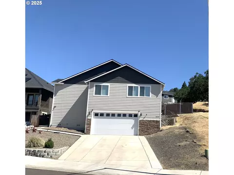 1019 Azure Way, Eagle Point, OR 97524