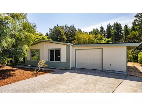 790 Siano Loop, Florence, OR 97439