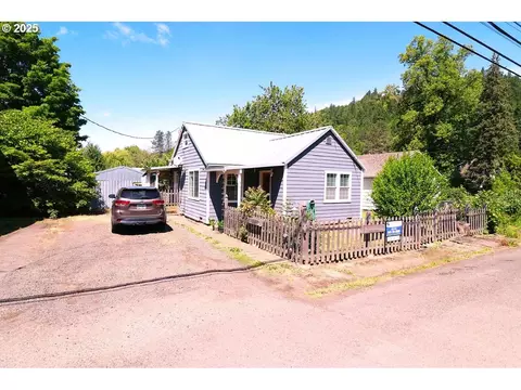 317 S Cedar St, Drain, OR 97435