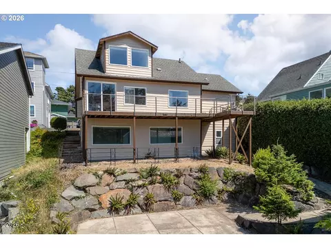 860 SW 10th St, Lincoln City, OR 97367