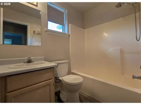 Bath - 28 Lawrence St, Eugene, OR 97401 photo 2 of 3