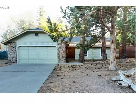 1843 SE Moorwood Ct, Bend, OR 97702