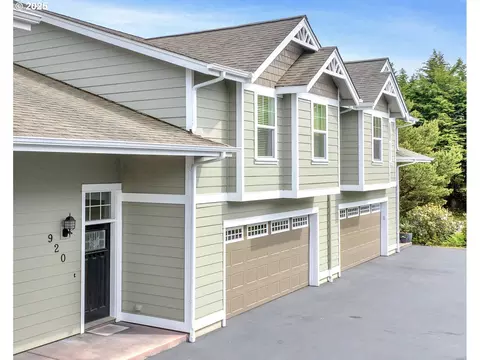 920 Hemlock St, Florence, OR 97439