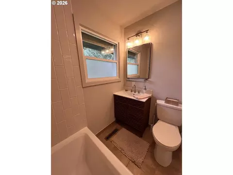 Bath - 4189 SW Perkins Ave, Pendleton, OR 97801 photo 3 of 3