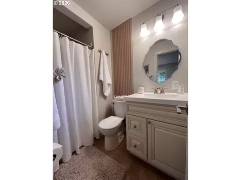 Bath - 4189 SW Perkins Ave, Pendleton, OR 97801 photo 1 of 3
