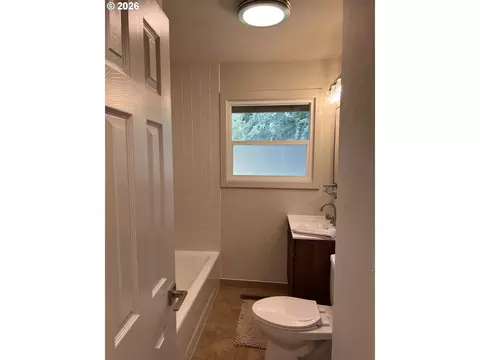Bath - 4189 SW Perkins Ave, Pendleton, OR 97801 photo 2 of 3