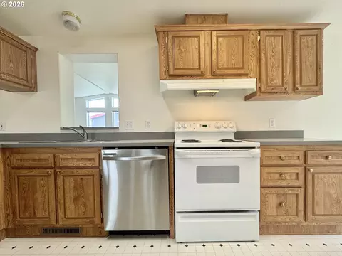 962 Rainbow Dr, Springfield, OR 97477 photo 13