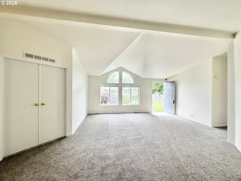 962 Rainbow Dr, Springfield, OR 97477 photo 2