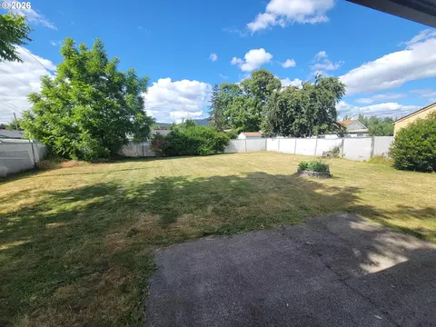 Exterior - 778 V St, Springfield, OR 97477 photo 5 of 6