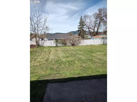 Exterior - 778 V St, Springfield, OR 97477 photo 4 of 6