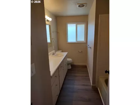 Bath - 778 V St, Springfield, OR 97477 photo 1 of 2