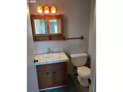 Bath - 778 V St, Springfield, OR 97477 photo 2 of 2