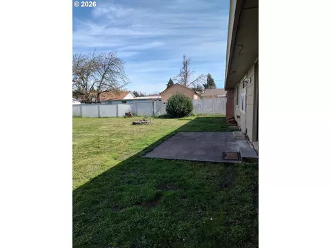 Exterior - 778 V St, Springfield, OR 97477 photo 3 of 6