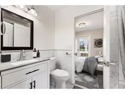 Bath - 10 W Sprague St, Echo, OR 97826 photo 2 of 7