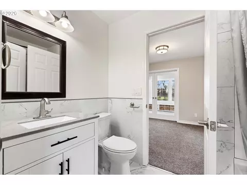 Bath - 10 W Sprague St, Echo, OR 97826 photo 1 of 7