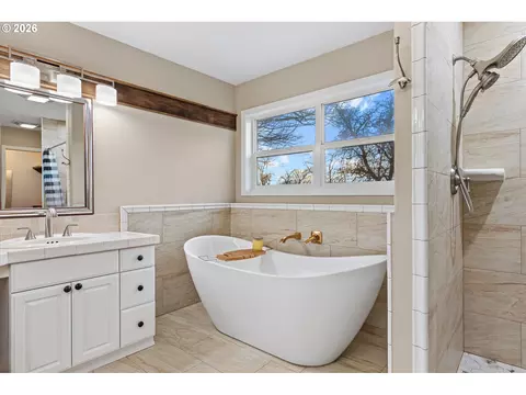 Bath - 10 W Sprague St, Echo, OR 97826 photo 6 of 7