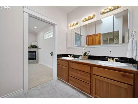 Bath - 3466 Ambleside Dr, Springfield, OR 97477 photo 1 of 7