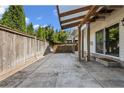 Exterior - 3466 Ambleside Dr, Springfield, OR 97477 photo 6 of 9