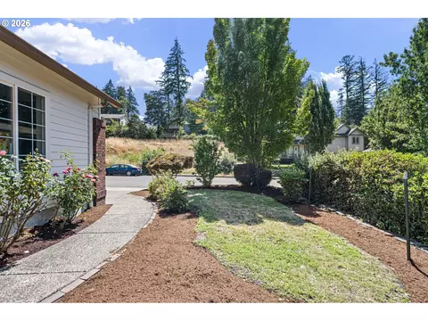 Exterior - 3466 Ambleside Dr, Springfield, OR 97477 photo 8 of 9
