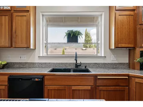 Kitchen - 3466 Ambleside Dr, Springfield, OR 97477 photo 2 of 4