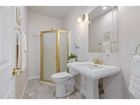 Bath - 3466 Ambleside Dr, Springfield, OR 97477 photo 5 of 7