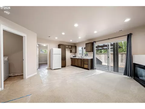 Living - 3466 Ambleside Dr, Springfield, OR 97477 photo 6 of 8