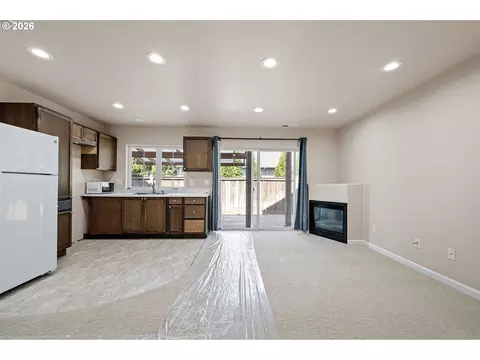Living - 3466 Ambleside Dr, Springfield, OR 97477 photo 5 of 8