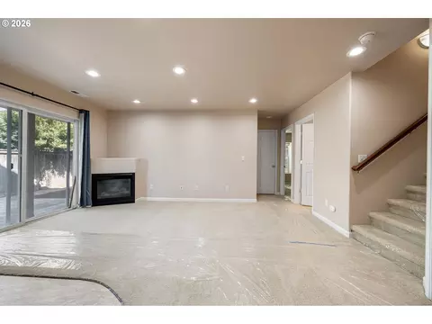 Living - 3466 Ambleside Dr, Springfield, OR 97477 photo 7 of 8