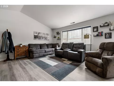 Living - 963 Marquet Way, Eugene, OR 97401 photo 3 of 4