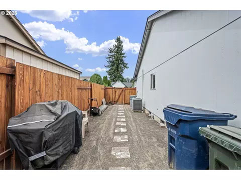 Exterior - 963 Marquet Way, Eugene, OR 97401 photo 8 of 10