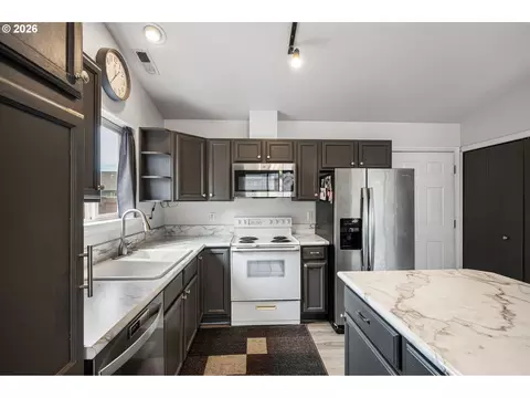 Kitchen - 963 Marquet Way, Eugene, OR 97401 photo 5 of 5
