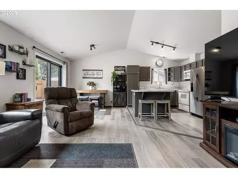 Living - 963 Marquet Way, Eugene, OR 97401 photo 2 of 4